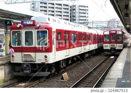 ホームに停車中の近鉄6020系車両(左)と、入線してきた6400系車両(右) ホームに停車中の近鉄6020系車両(左)と、入線してきた6400系車両(右) 124967513