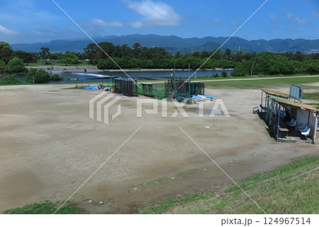 広い河川敷に設けられた、簡易なグラウンド 広い河川敷に設けられた、簡易なグラウンド 124967514
