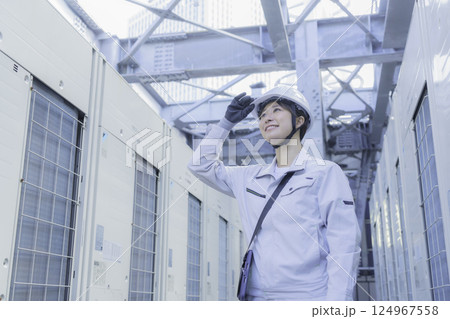 ビルの屋上で点検作業をする若い女性作業員 撮影協力:学校法人電波学園 東京電子専門学校 ビルの屋上で点検作業をする若い女性作業員 撮影協力:学校法人電波学園 東京電子専門学校 124967558