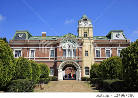 青空を背景とした牛久シャトー本館 青空を背景とした牛久シャトー本館 124967580
