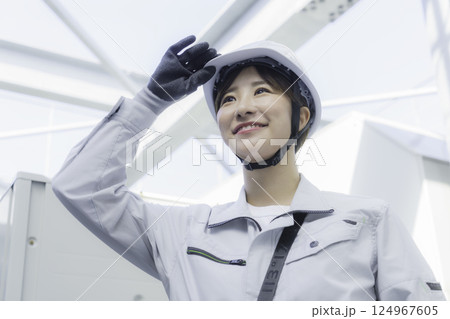 ビルの屋上で点検作業をする若い女性作業員 撮影協力:学校法人電波学園 東京電子専門学校 ビルの屋上で点検作業をする若い女性作業員 撮影協力:学校法人電波学園 東京電子専門学校 124967605