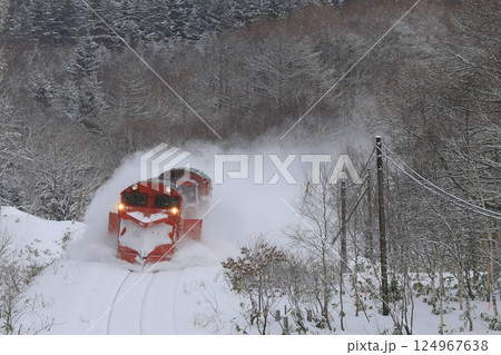 冬の宗谷本線を走るラッセル車 124967638