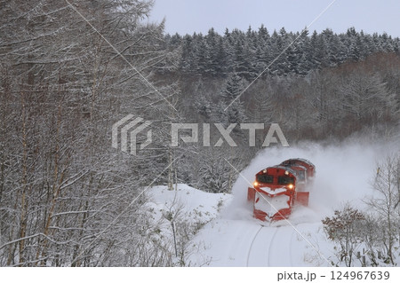 冬の宗谷本線を走るラッセル車 124967639