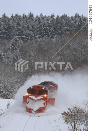 冬の宗谷本線を走るラッセル車 124967643