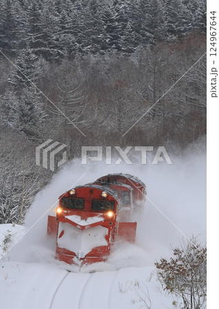 冬の宗谷本線を走るラッセル車 冬の宗谷本線を走るラッセル車 124967644