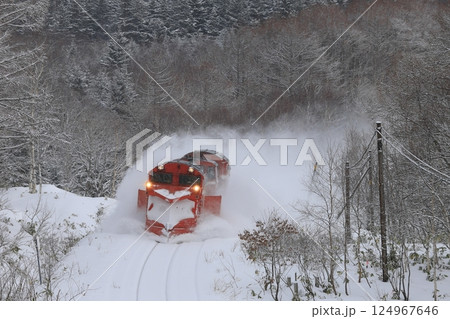 冬の宗谷本線を走るラッセル車 124967646