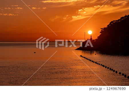 熊本県天草市　世界文化遺産に登録された天草の崎津集落にあるマリア像の夕陽展望デッキからの夕陽 124967690