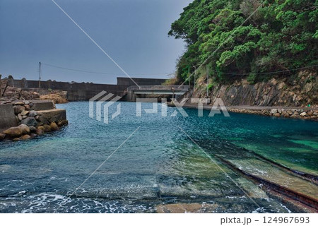 雨の松尾漁港海老洞 雨の松尾漁港海老洞 124967693
