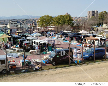 Flea market in spring / 春のフリーマーケット会場 124967766
