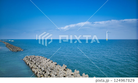 日本の富山県入善町沿岸にある4月の洋上風力発電風車の様子 124967829