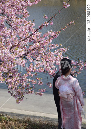 Japanese bridal under cherry tree 桜の下で挙げる日本の結婚式の光景 124968109