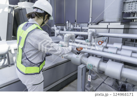 ビルの屋上で点検作業をする若い女性作業員 撮影協力:学校法人電波学園 東京電子専門学校 ビルの屋上で点検作業をする若い女性作業員 撮影協力:学校法人電波学園 東京電子専門学校 124968171