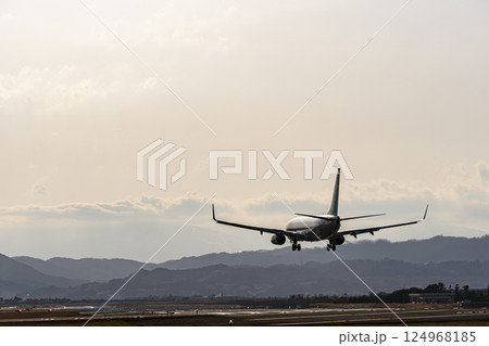 夕暮れの仙台空港 着陸中の飛行機 宮城県名取市 夕暮れの仙台空港 着陸中の飛行機 宮城県名取市 124968185