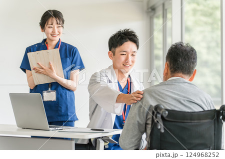 肩こり・肩を痛がる高齢者・シニア男性と介護施設・病院で働く整形外科の医師・看護師 肩こり・肩を痛がる高齢者・シニア男性と介護施設・病院で働く整形外科の医師・看護師 124968252