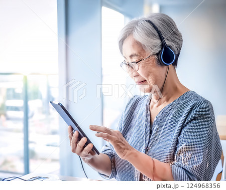 テクノロジーと高齢者　シニア世代のデジタル機器利用のイメージ素材 124968356