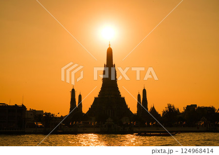 Evening View of Wat Arun in Bangkok, Thailand 124968414