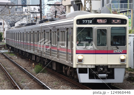 高尾山口へ向かう京王8000系 高尾山口へ向かう京王8000系 124968446