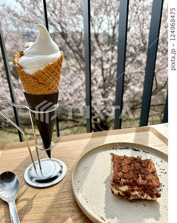 洋風スィーツ(ソフトクリームとティラミス) @お休み処・甘味処・お花見小屋・お花見茶屋 124968475