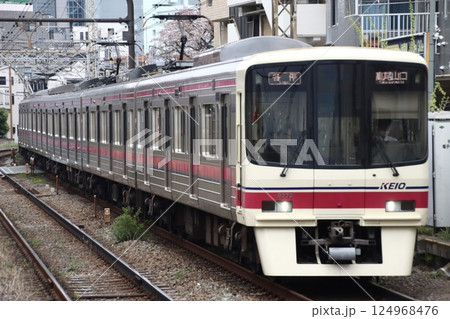 高尾山口へ向かう京王8000系 124968476
