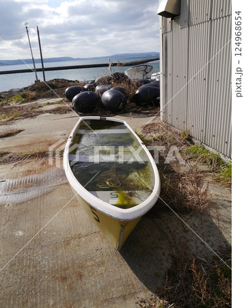 漁港に置きっぱなしのボート2 124968654