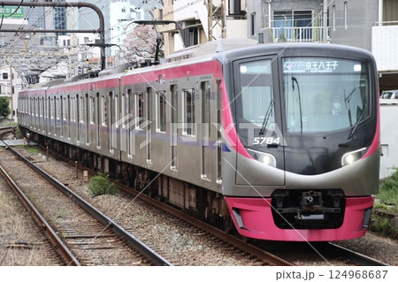 八王子に向かう京王5000系(京王ライナー1号) 八王子に向かう京王5000系(京王ライナー1号) 124968687