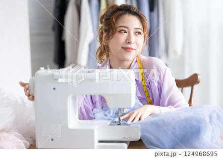 頬杖をついて笑顔の女性 124968695