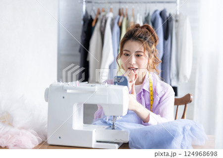 スマホを見て驚く女性 124968698