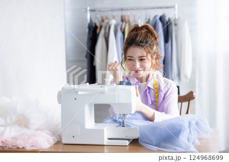 スマホを見てガッツポーズをする女性 スマホを見てガッツポーズをする女性 124968699