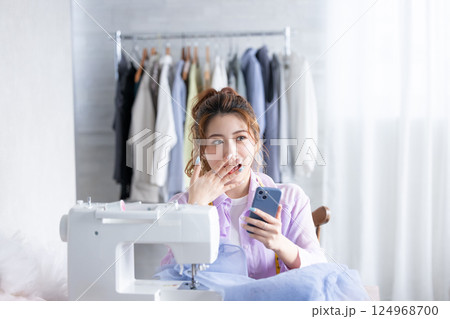 驚く女性 驚く女性 124968700