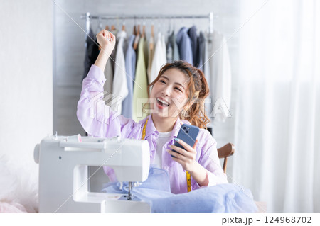 ガッツポーズをする女性 ガッツポーズをする女性 124968702