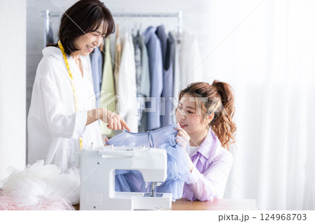 裁縫をする女性 124968703