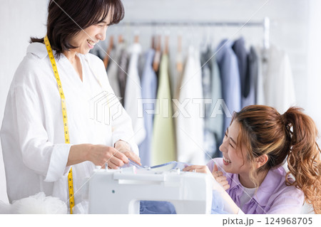 働く女性 124968705