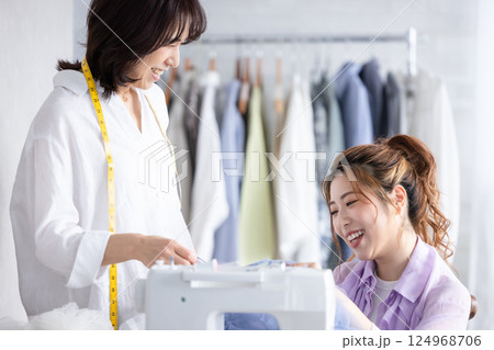 裁縫をする女性 124968706