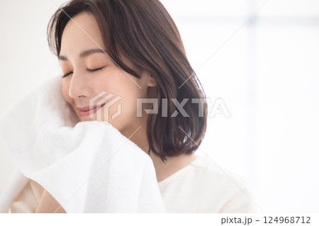 タオルを頬に当てる女性 124968712