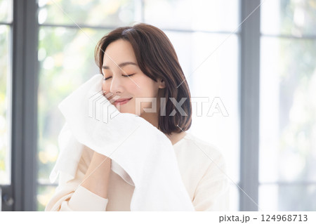 タオルを頬に当てる女性 124968713