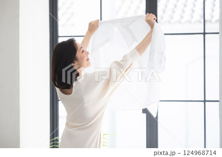 洗濯物を干す女性 洗濯物を干す女性 124968714