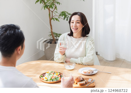 朝食を食べる夫婦 124968722