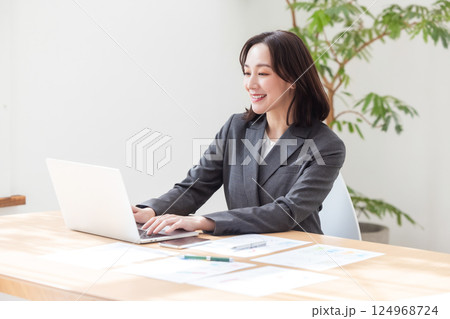 オフィスで働くビジネスウーマン 124968724