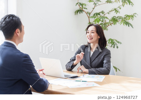 ビジネスマンとビジネスウーマン 124968727