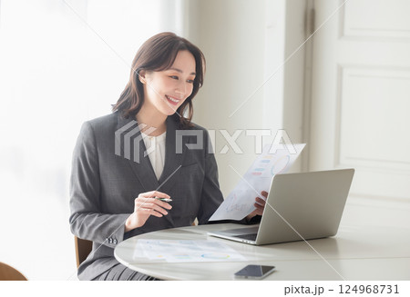 ビジネスウーマン 124968731