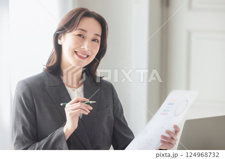 ビジネスウーマン ビジネスウーマン 124968732