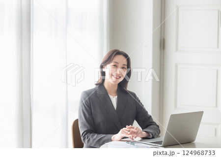ビジネスウーマン ビジネスウーマン 124968733