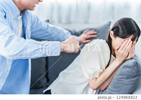家庭内暴力　DV　夫婦喧嘩 124968822