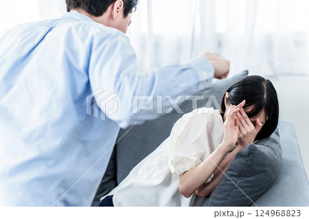 家庭内暴力　DV　夫婦喧嘩 124968823