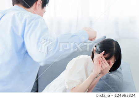 家庭内暴力　DV　夫婦喧嘩 124968824