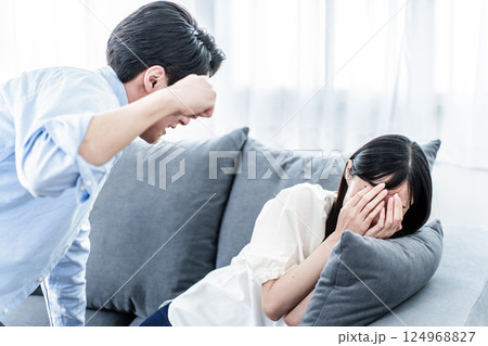 家庭内暴力　DV　夫婦喧嘩 124968827
