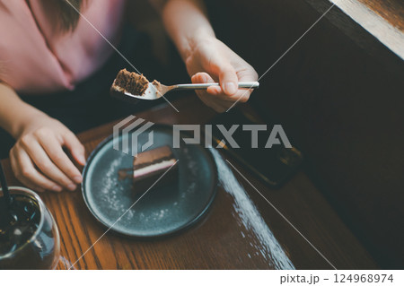 coffee shop 124968974