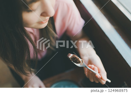 coffee shop 124968975