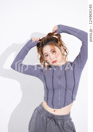ポーズをとる若い女性 ポーズをとる若い女性 124969140