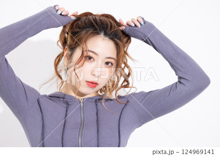若い女性のポートレート 若い女性のポートレート 124969141